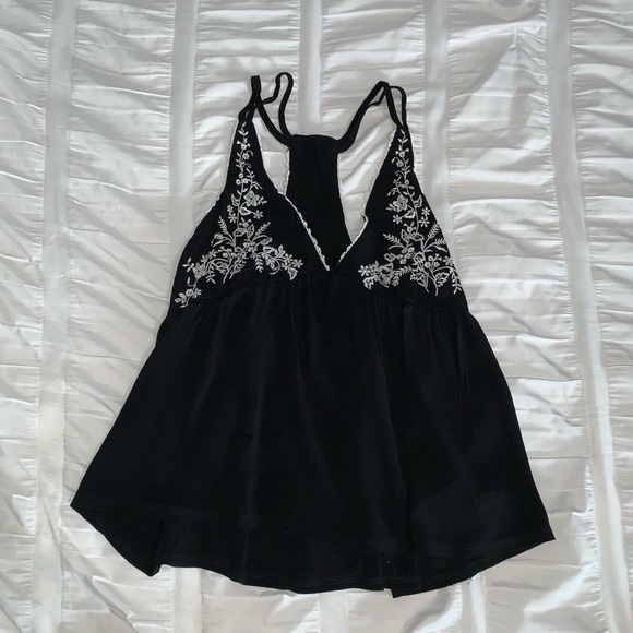 3 for 22! ๐ Forever 21 Embroidered Sleeveless top - Picture 1 of 3